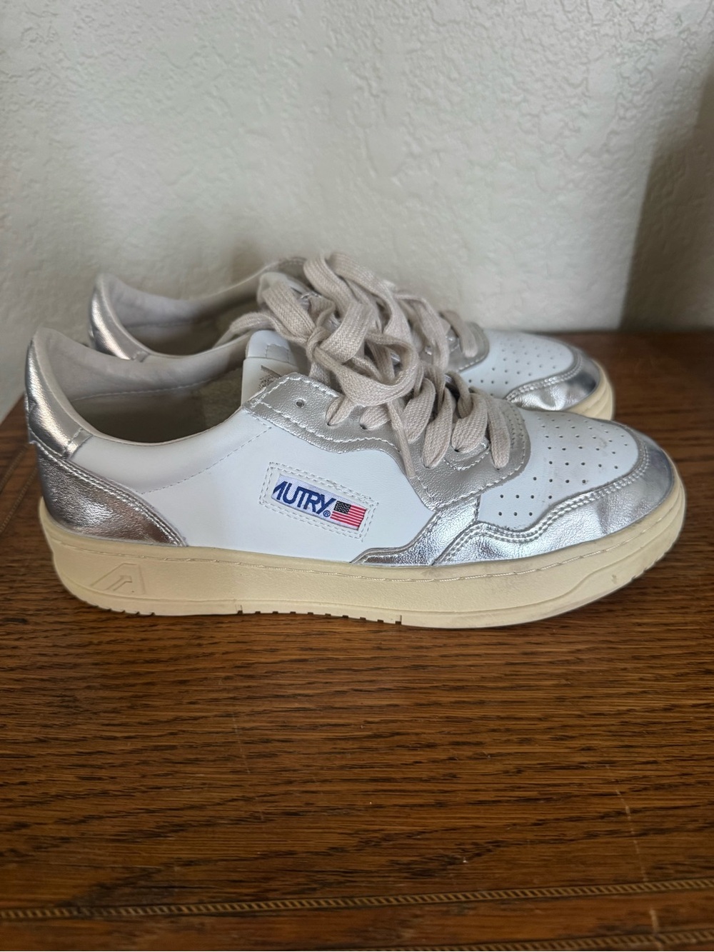 Autry Women's Silver & White Low-Top Sneakers